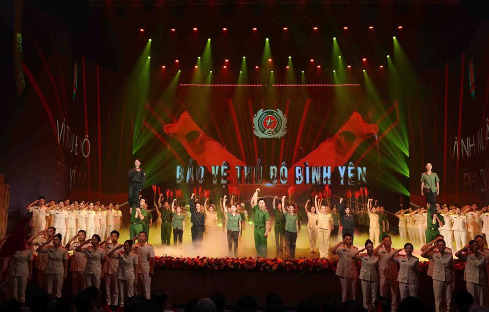 Thông qua ngôn ngữ nghệ thuật giàu cảm xúc và tính biểu tượng, chương trình đã tái hiện sống động hành trình 80 năm xây dựng, chiến đấu và trưởng thành của lực lượng Công an thành phố Hà Nội.