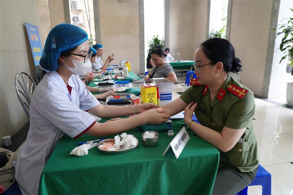 Khám bệnh cho đoàn viên, người lao động trong Công đoàn CAND.