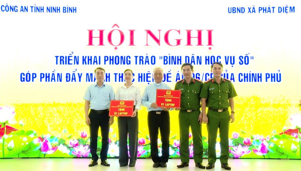 Đại tá Đỗ Hoài Nam, Phó Giám đốc Công an tỉnh trao Laptop tặng Trung tâm Hành chính công xã Phát Diệm và Giáo xứ Phát Vinh.