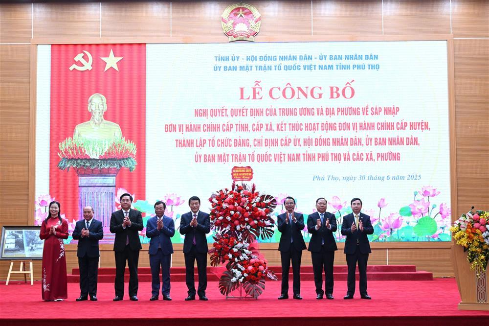 Bộ trưởng Lương Tam Quang tặng hoa chúc mừng Ban Thường vụ Tỉnh ủy Phú Thọ (mới).