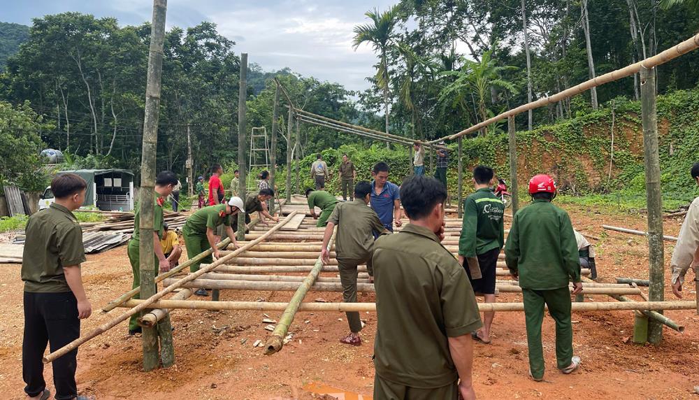 Công an xã Trung Hạ phối hợp dựng lán tạm để người dân có chỗ sinh hoạt, tránh trú bão.