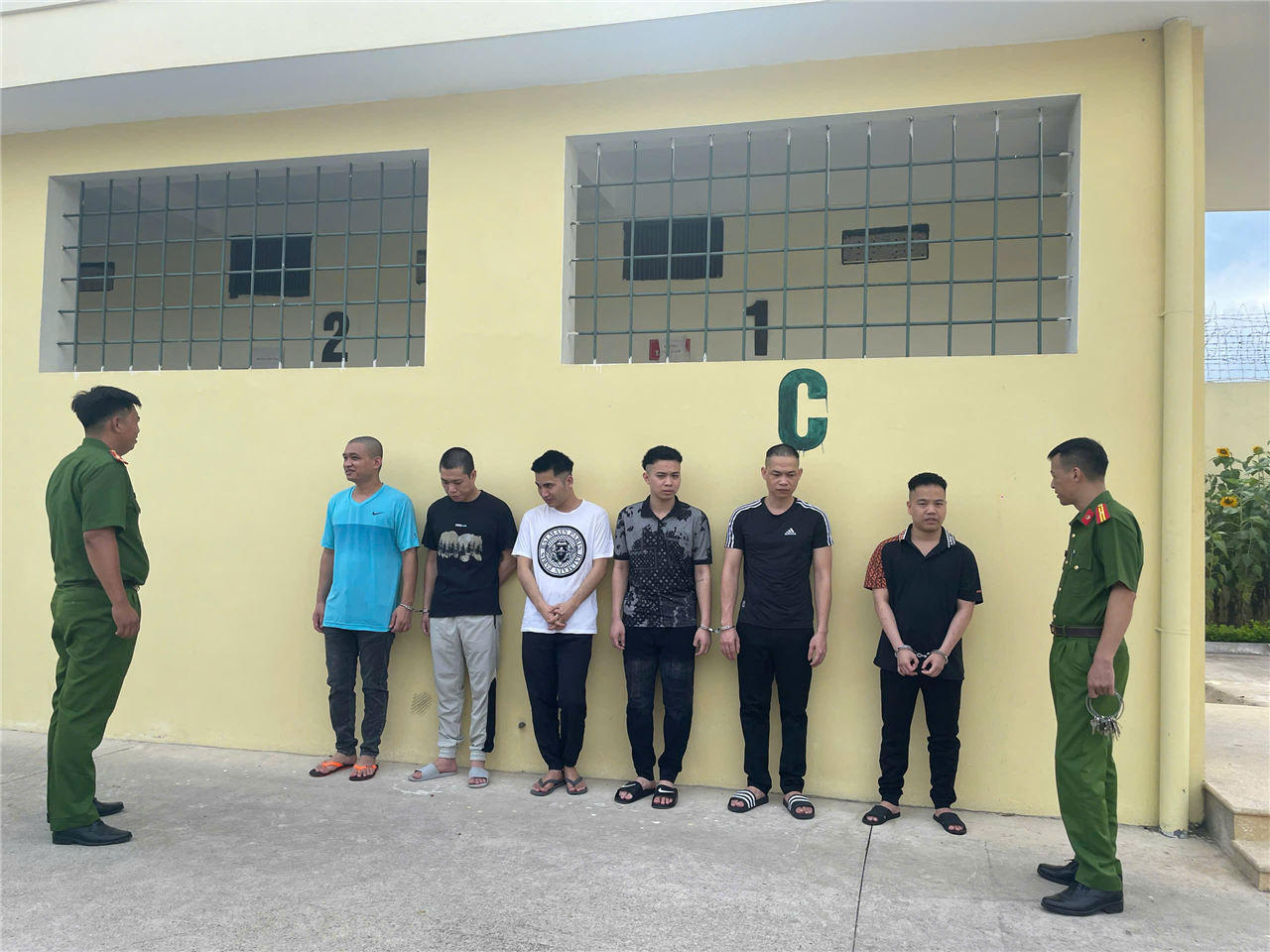 Hình ảnh các đối tượng tại cơ quan điều tra.