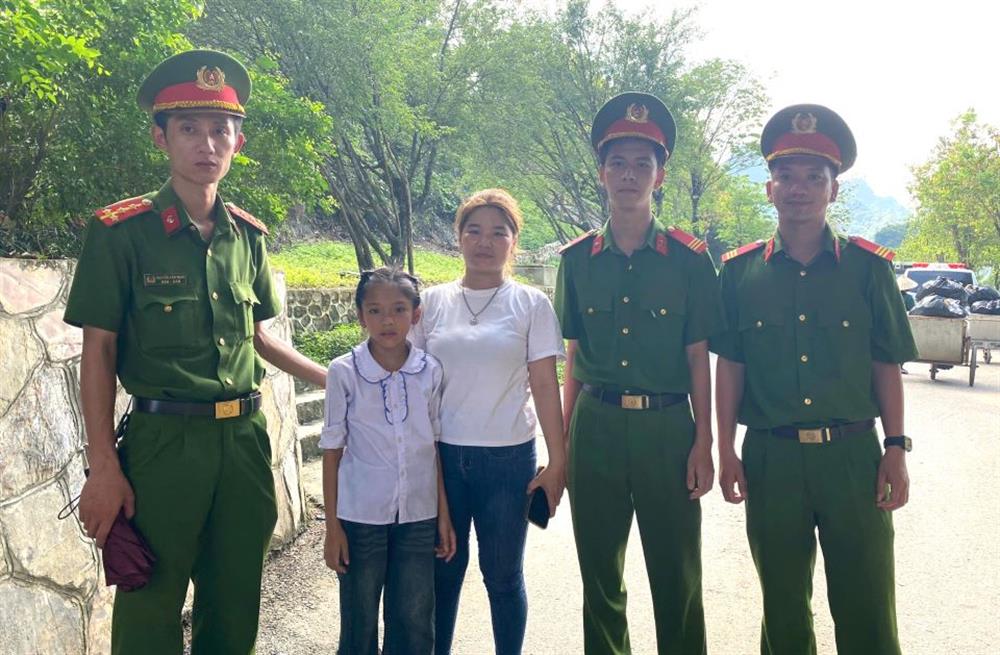 Cán bộ, chiến sĩ các tổ công tác tích cực tiếp nhận và nhanh chóng hỗ trợ người dân và trẻ em đi lạc về với đoàn và gia đình trong quá trình chiêm bái Xá lợi Đức Phật tại Khu du lịch Tam Chúc.