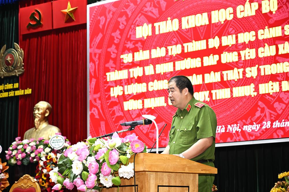Thiếu tướng, TS Chử Văn Dũng, Phó Giám đốc Học viện CSND phát biểu đề dẫn Hội thảo.