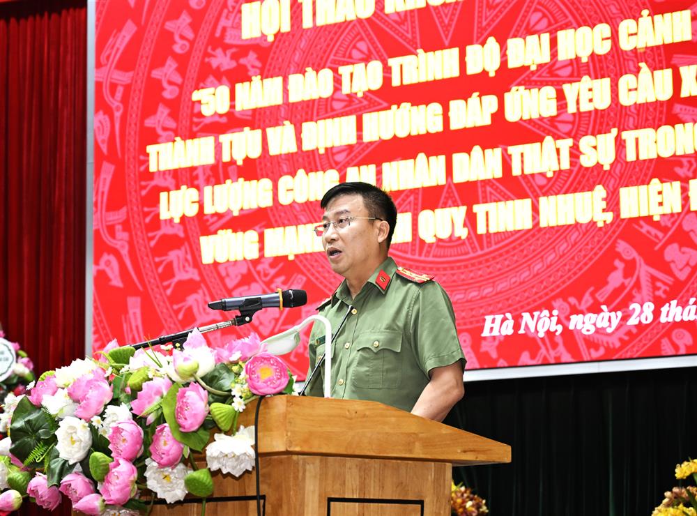 Đại tá, TS Nguyễn Anh Tuấn, Phó Cục trưởng Cục Đào tạo tham luận tại Hội thảo.