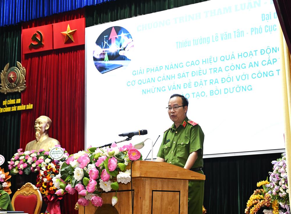Thiếu tướng Lê Văn Tân, Phó Cục trưởng Văn phòng Cơ quan Cảnh sát điều tra Bộ Công an trình bày tham luận.