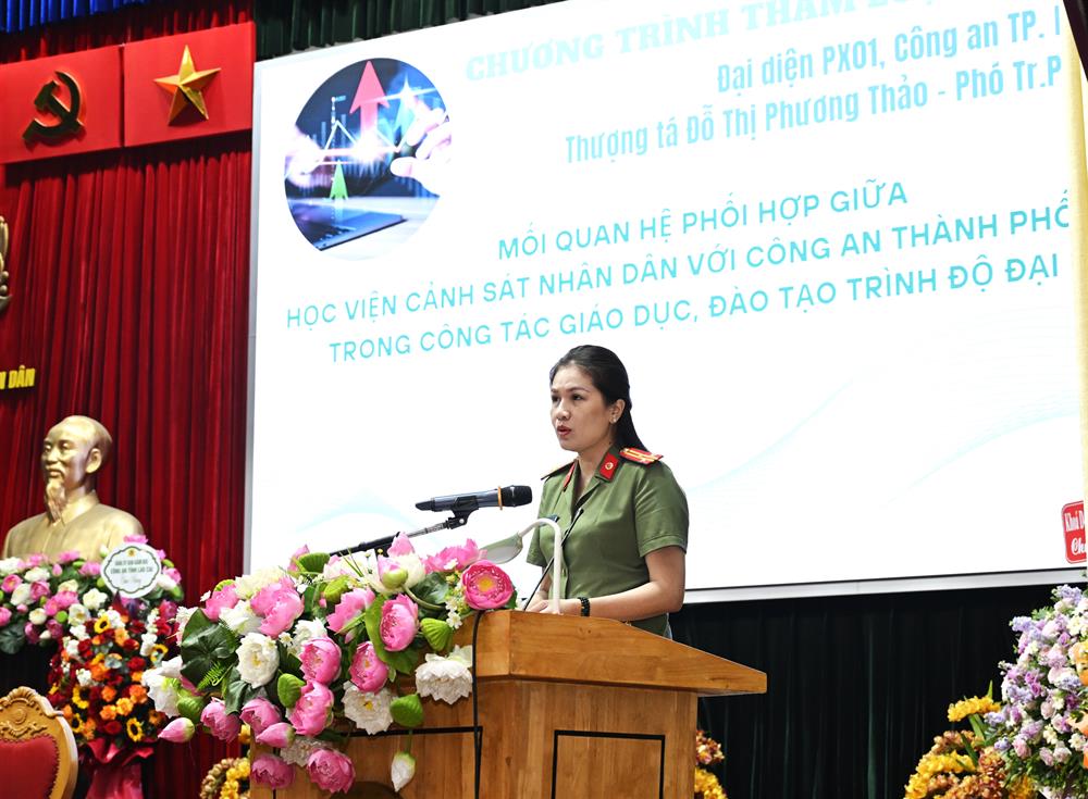 Thượng tá Đỗ Phương Thảo, Phó Trưởng phòng Tổ chức cán bộ, Công an TP Hà Nội trình bày tham luận.