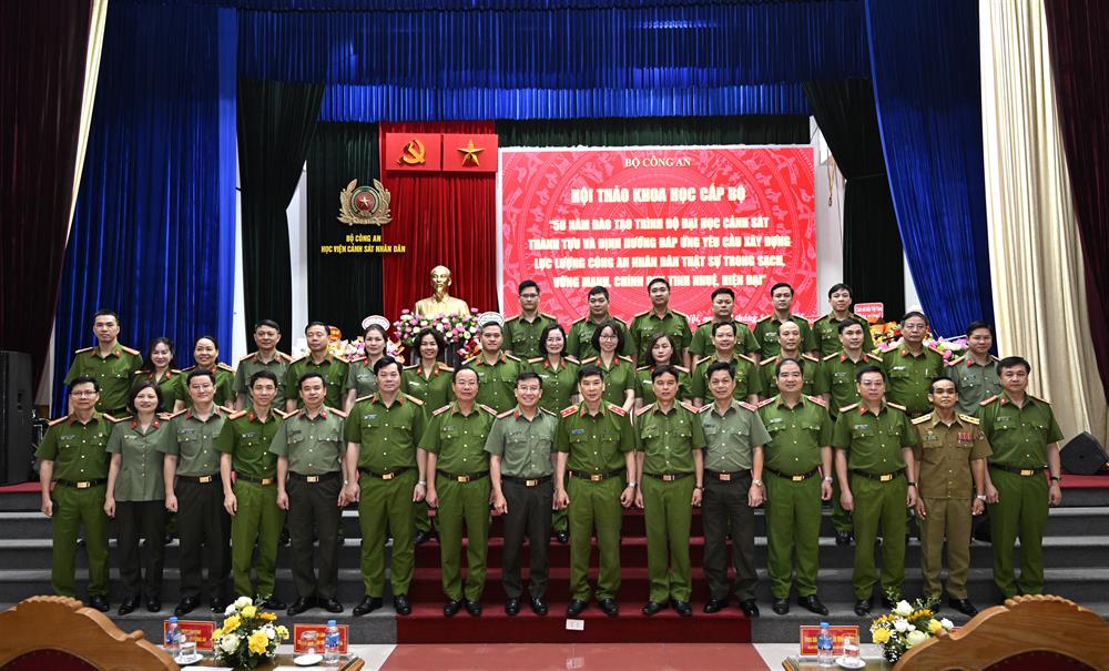 Các đại biểu dự Hội thảo.
