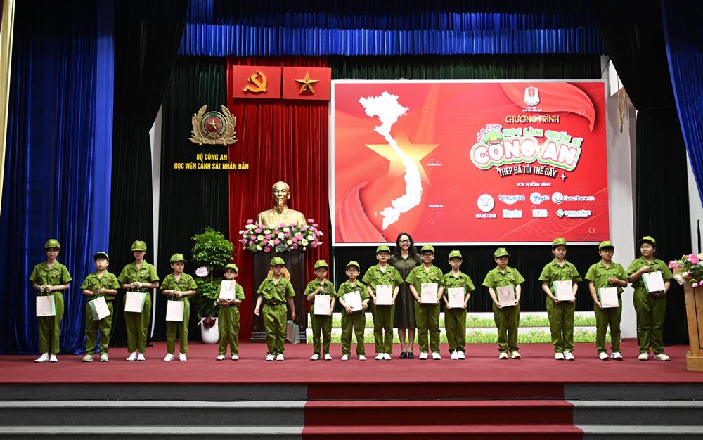 chương trình “Học làm Chiến sĩ Công an” khóa 1 sẽ chào đón hơn 300 chiến sĩ nhí sẽ tới học tập, rèn luyện trong thời gian từ ngày 31/5 đến ngày 7/6/2025.