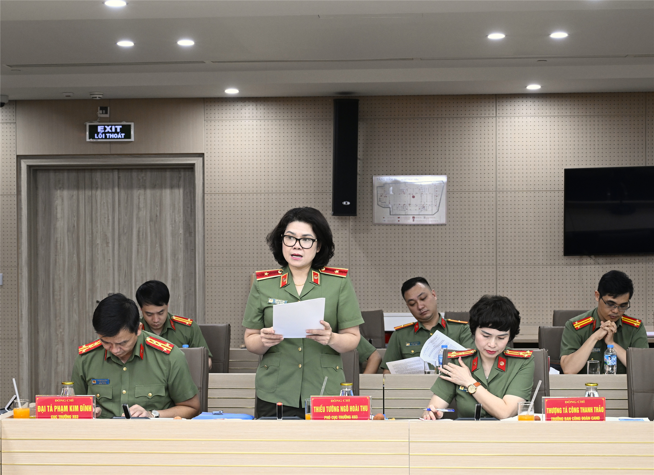 Thiếu tướng Ngô Hoài Thu, Phó Cục trưởng Cục Công tác chính trị trình bày nội dung Đề án.