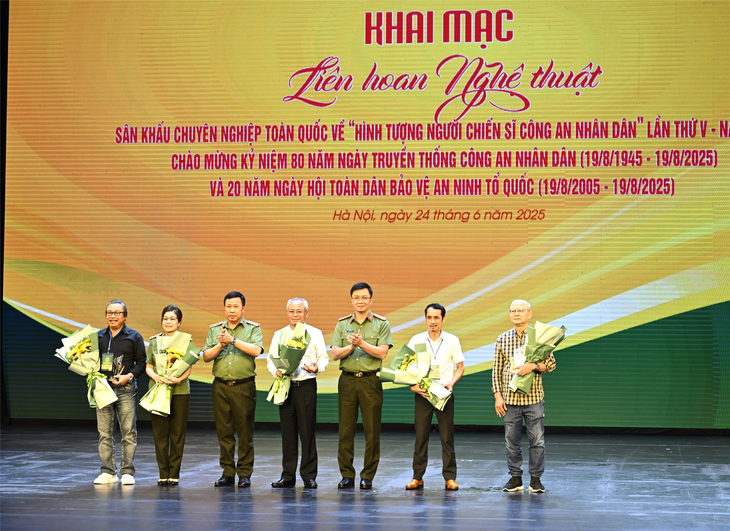 Đại tá Phạm Kim Đĩnh, Cục trưởng Cục Công tác Chính trị và Thiếu tướng, NSND Nguyễn Công Bẩy, Phó Cục trưởng Cục Công tác Chính trị tặng hoa, cảm ơn Ban giám khảo.