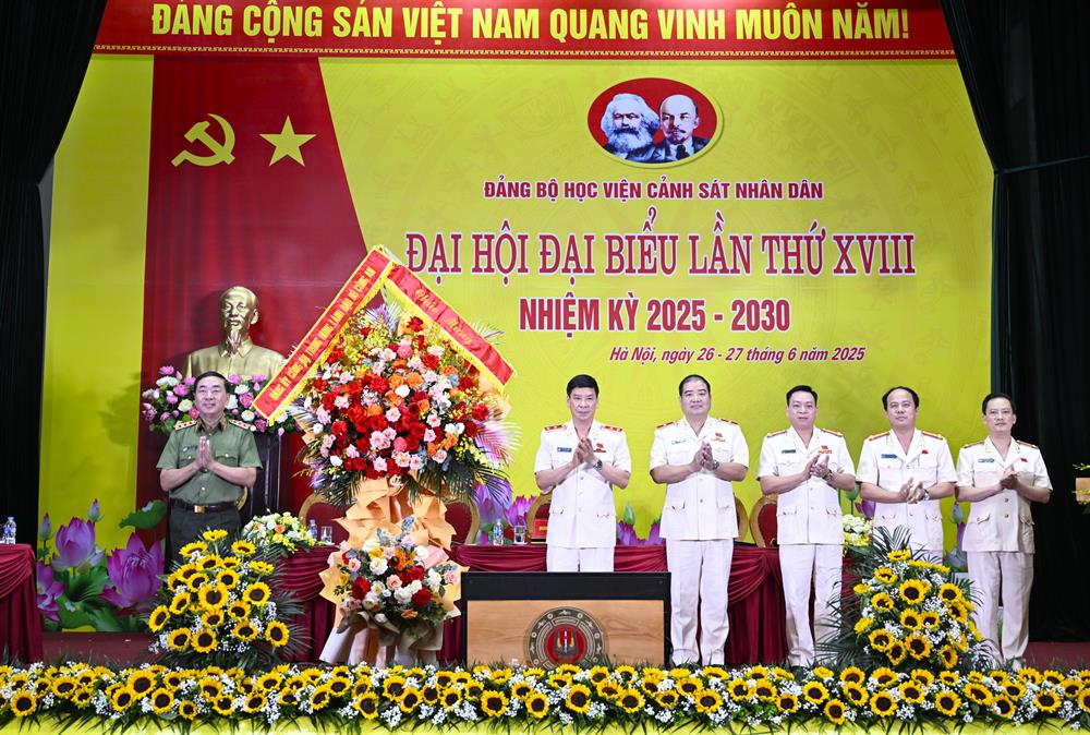 Thứ trưởng Trần Quốc Tỏ trao tặng lẵng hoa của Đảng ủy Công an Trung ương chúc mừng Đại hội.