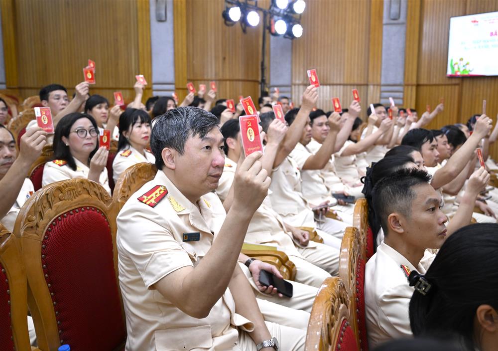 Các đại biểu biểu quyết tại Đại hội.