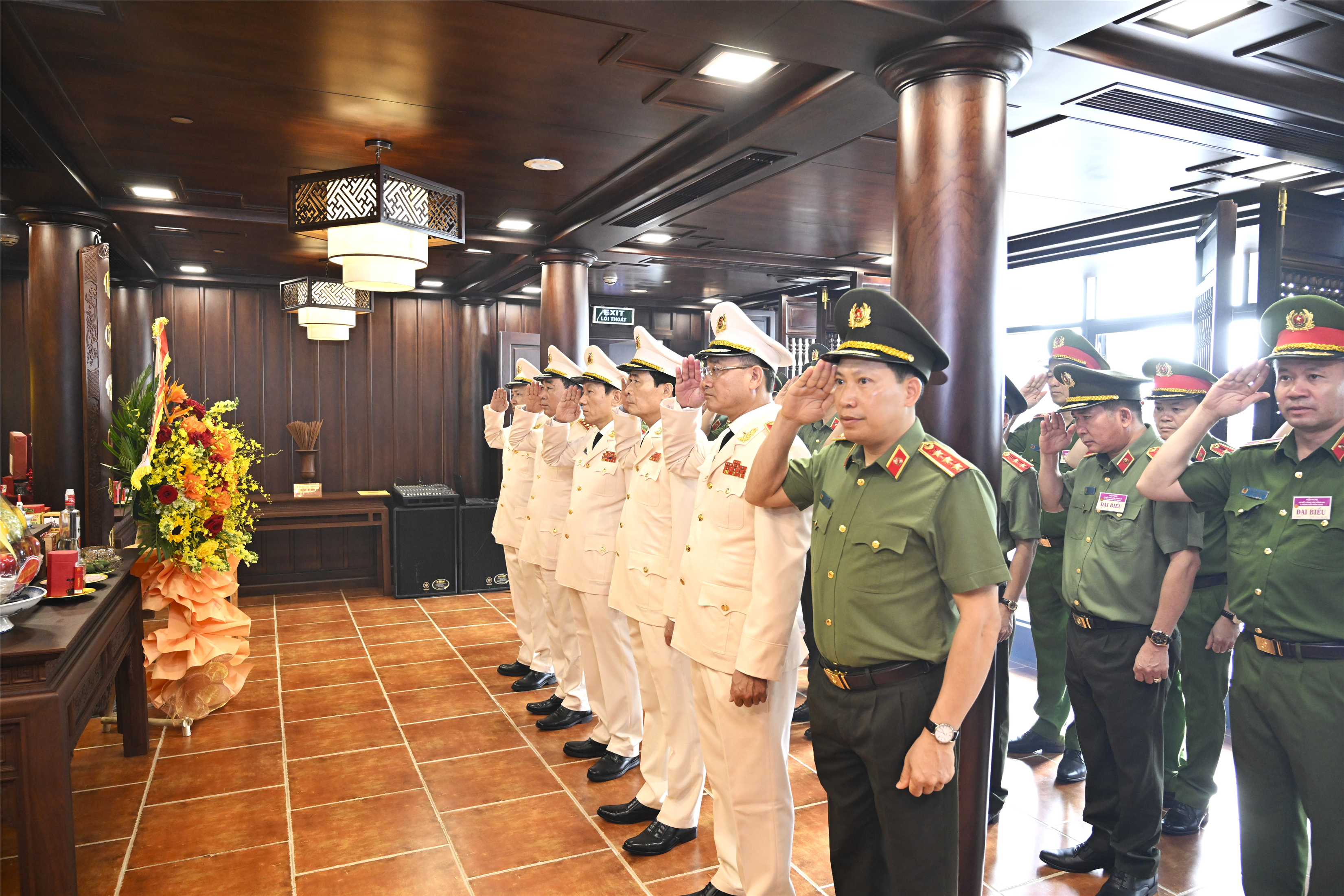 Các đại biểu bày tỏ lòng thành kính tưởng nhớ Chủ tịch Hồ Chí Minh.