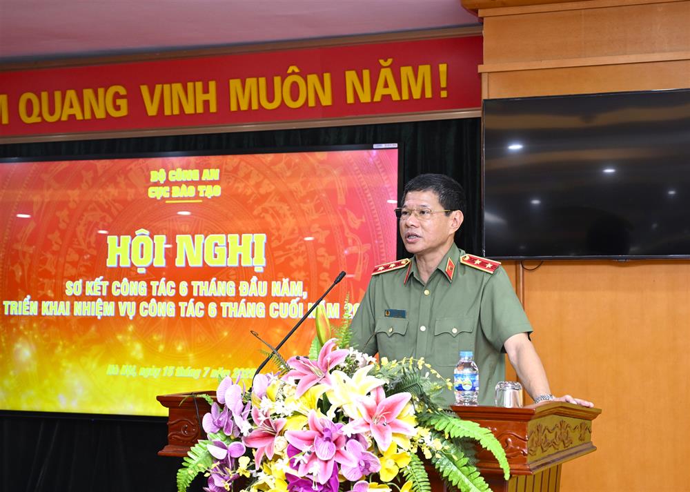 Thiếu tướng Trần Minh Lệ, Cục trưởng Cục Đào tạo chủ trì Hội nghị.