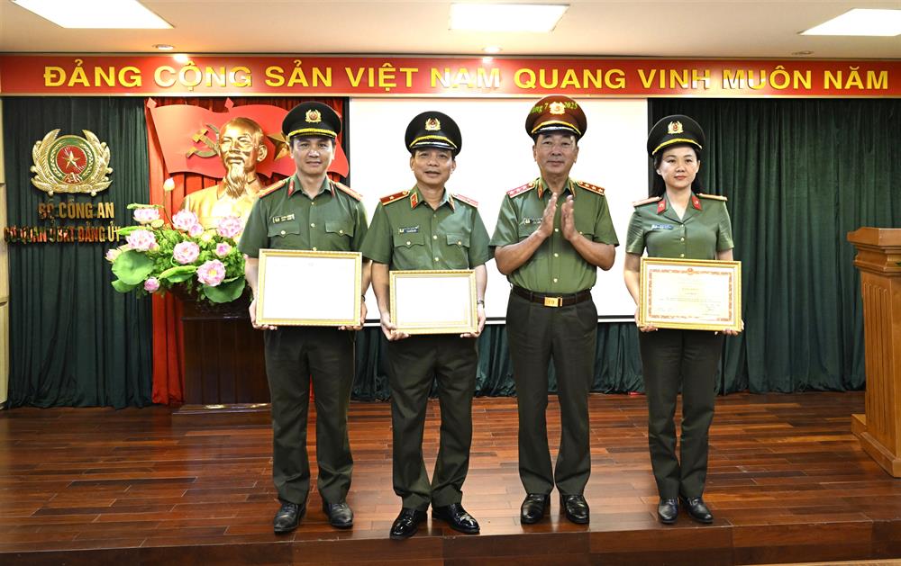 Thứ trưởng Trần Quốc Tỏ trao danh hiệu Chiến sỹ thi đua cơ sở tặng Thiếu tướng Nguyễn Thanh Sơn, Phó Chủ nhiệm Ủy ban Kiểm tra Đảng ủy CATW; trao Bằng khen của Bộ trưởng Bộ Công an tặng 01 tập thể, 01 cá nhân có thành tích xuất sắc.