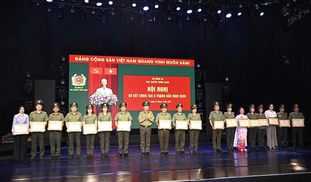 Thứ trưởng Trần Quốc Tỏ trao Bằng khen tặng các tập thể, cá nhân có thành tích xuất sắc.