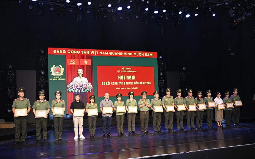 Thiếu tướng Đỗ Triệu Phong trao Giấy khen tặng các cá nhân có thành tích xuất sắc.