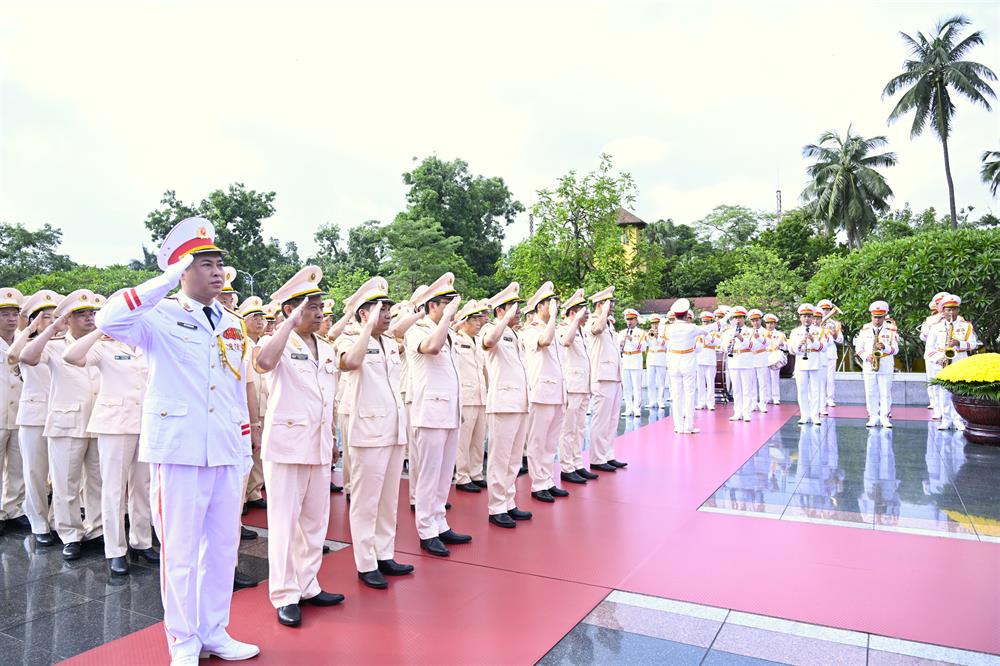 Đoàn đại biểu Đảng ủy Công an Trung ương, Bộ Công an đặt vòng hoa tưởng niệm các Anh hùng Liệt sỹ tại Đài tưởng niệm các Anh hùng Liệt sỹ.