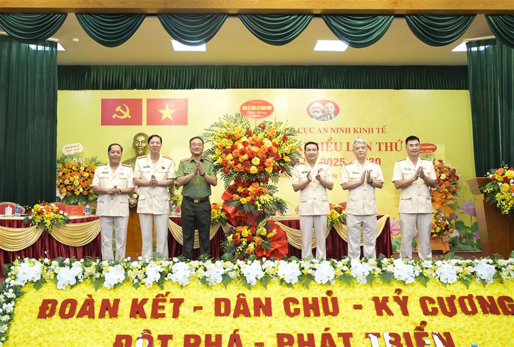Thứ trưởng Phạm Thế Tùng tặng hoa chúc mừng Đại hội.