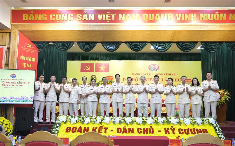 Ban Chấp hành Đảng bộ khóa mới nhiệm kỳ 2025 – 2030 ra mắt Đại hội.