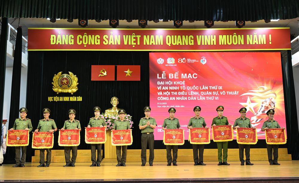 Thiếu tướng Phạm Kim Đĩnh trao cờ toàn đoàn tặng 10 tập thể đạt thành tích xuất sắc nhất của Đại hội khỏe “Vì an ninh Tổ quốc” lần thứ IX. 