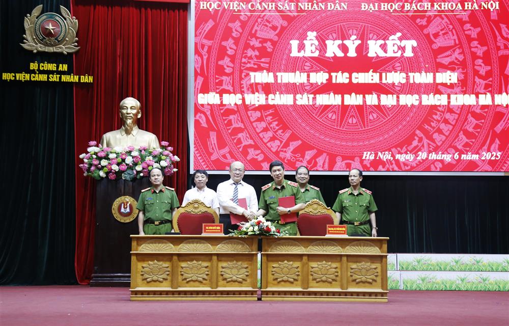 Đại diện Ban Giám đốc Học viện CSND và đại diện lãnh đạo Đại học Bách khoa Hà Nội ký kết Bản ghi nhớ hợp tác.