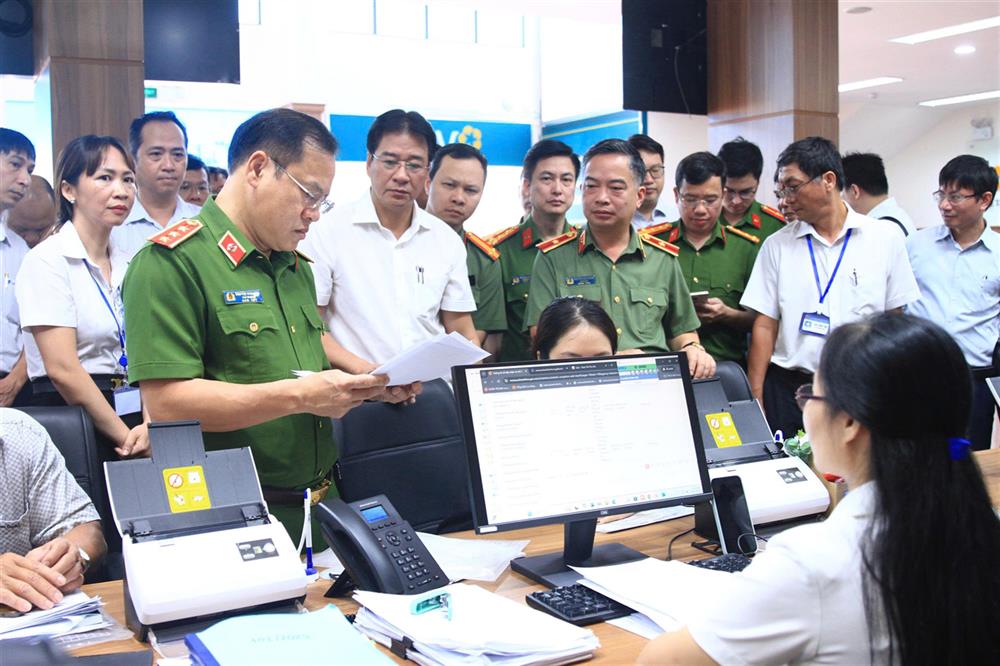 Thứ trưởng Nguyễn Văn Long kiểm tra quy trình tiếp nhận thủ tục hành chính tại Trung tâm phục vụ hành chính công tỉnh Khánh Hoà.