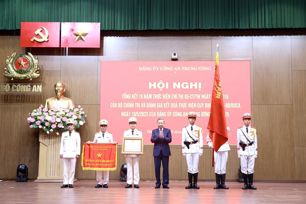 Tổng Bí thư Tô Lâm trao danh hiệu Anh hùng lực lượng vũ trang nhân dân tặng Cục An ninh mạng và phòng chống tội phạm sử dụng công nghệ cao, Bộ Công an.