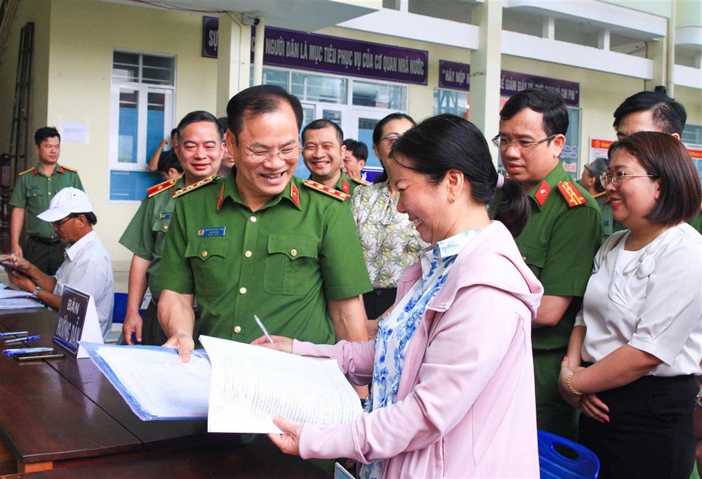 Thứ trưởng Nguyễn Văn Long thăm hỏi người dân đến thực hiện thủ tục hành chính tại phường Bắc Nha Trang.
