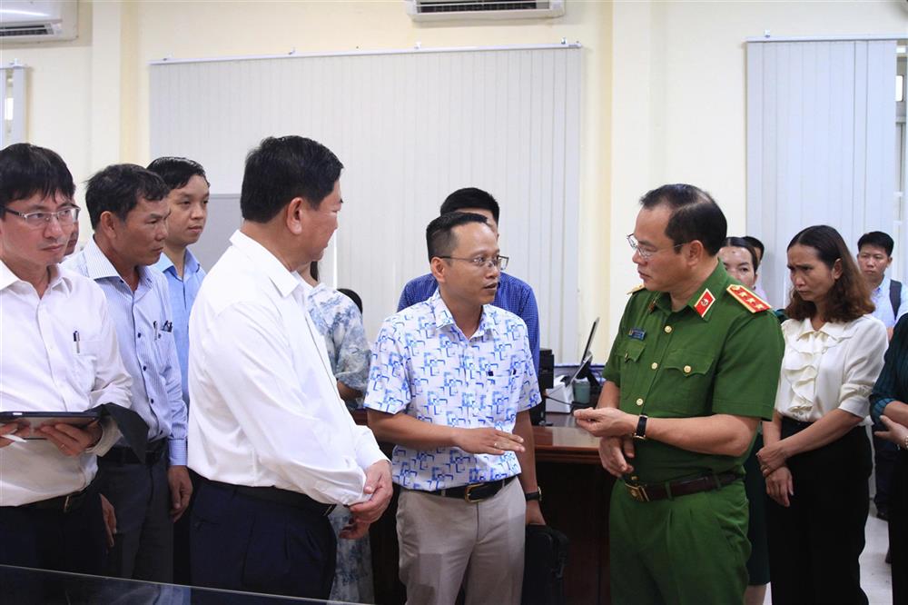 Thứ trưởng Nguyễn Văn Long nắm bắt tình hình vận hành hệ thống mạng máy tính tại Trung tâm phục vụ hành chính công xã Cam Lâm.