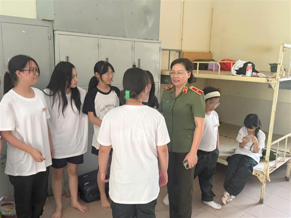 Thiếu tướng, PGS. TS Đinh Ngọc Hoa, Bí thư Đảng ủy, Hiệu trưởng Nhà trường kiểm tra nơi ở và nói chuyện, động viên các "chiến sĩ nhí".