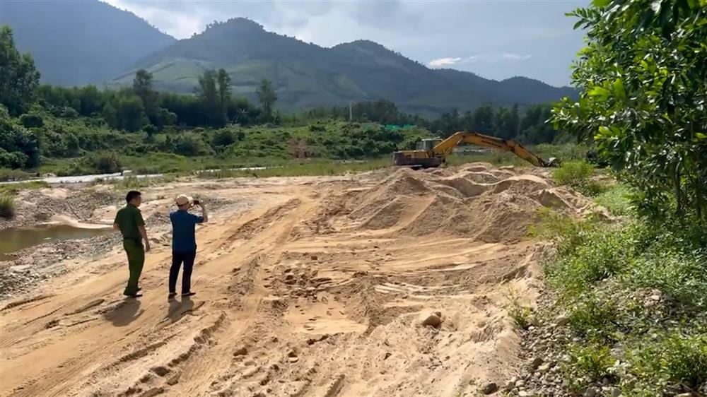 Hoạt động khai thác cát trái phép diễn ra tại xã Trung Khánh Vĩnh.