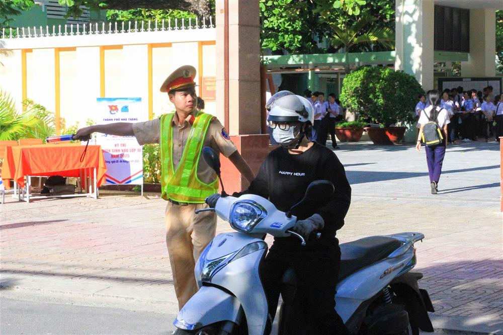 Lực lượng chức năng phân luồng, điều tiết giao thông tại các điểm thi.