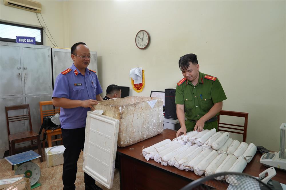 Lực lượng chức năng tiến hành kiểm tra số thuốc nổ bị bắt giữ.