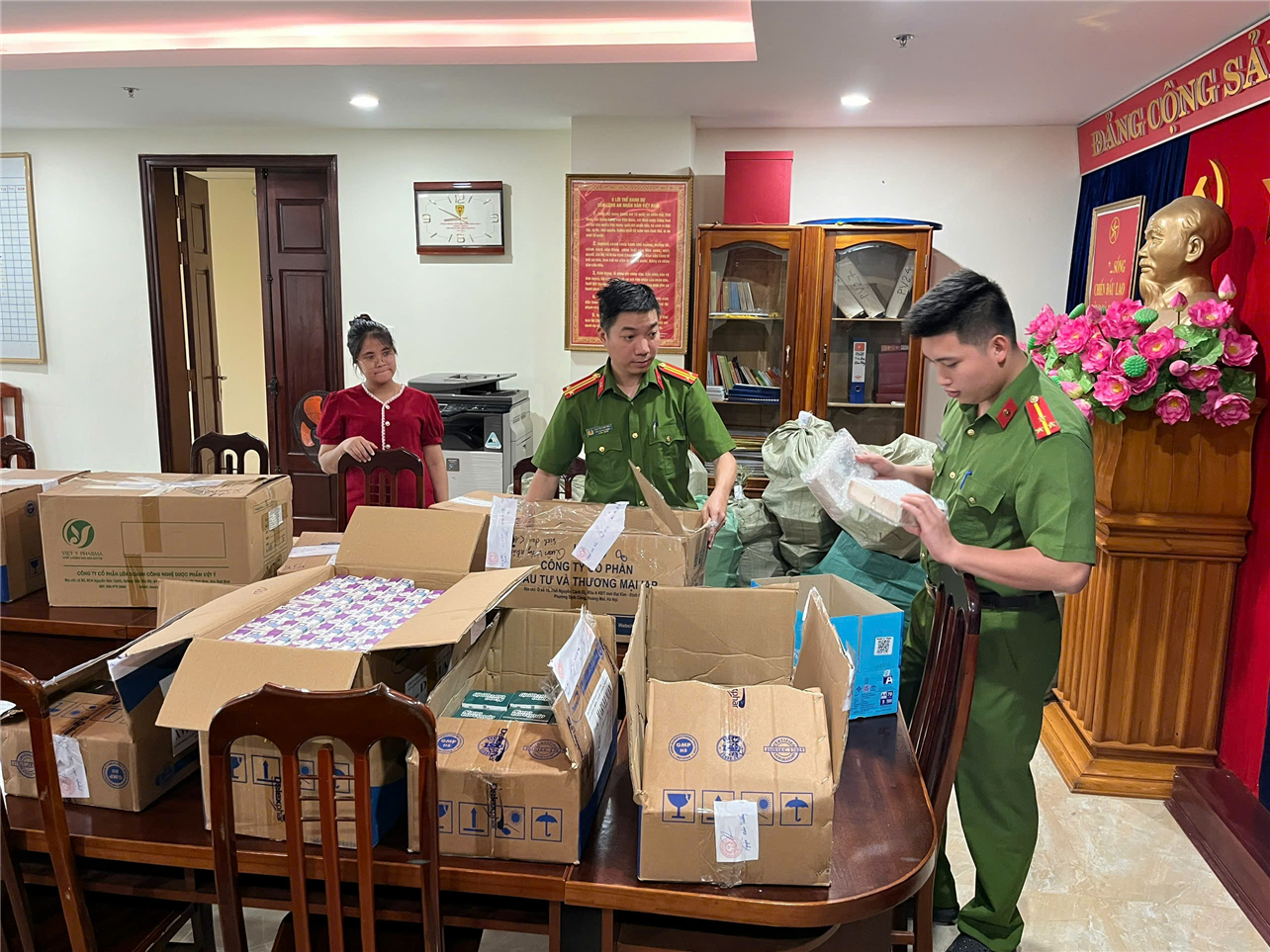 Cán bộ Phòng Cảnh sát kinh tế Công an tỉnh Yên Bái kiểm tra số hàng hóa bị thu giữ.
