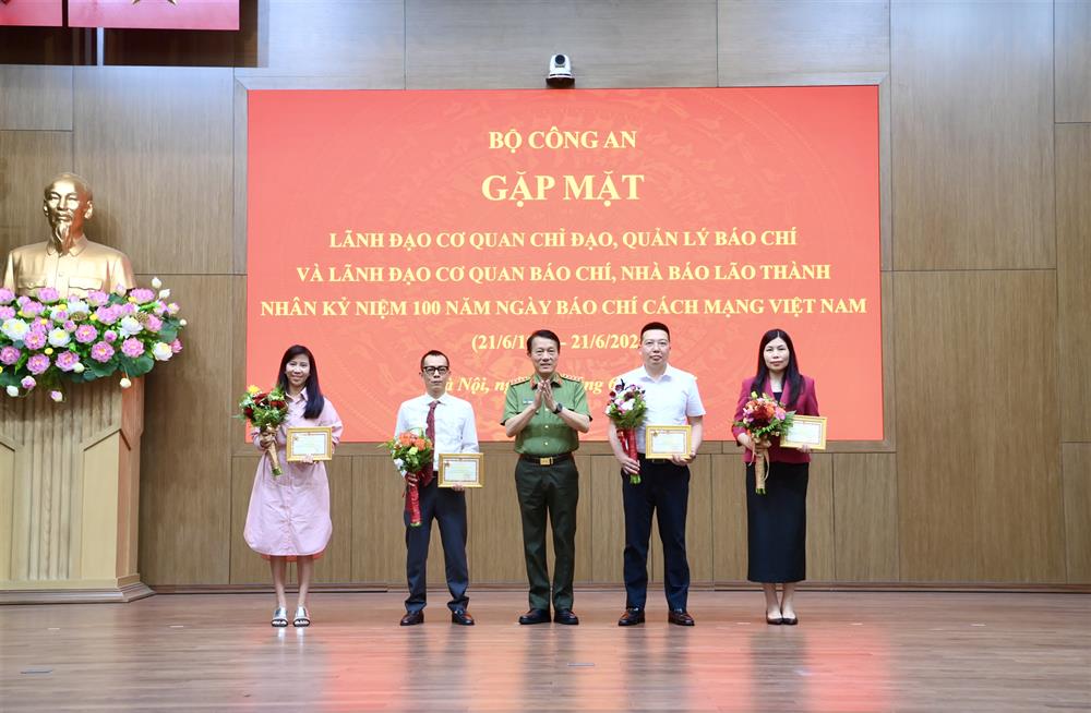 Bộ trưởng Lương Tam Quang trao Kỷ niệm chương "Bảo vệ an ninh Tổ quốc" tặng các cá nhân.