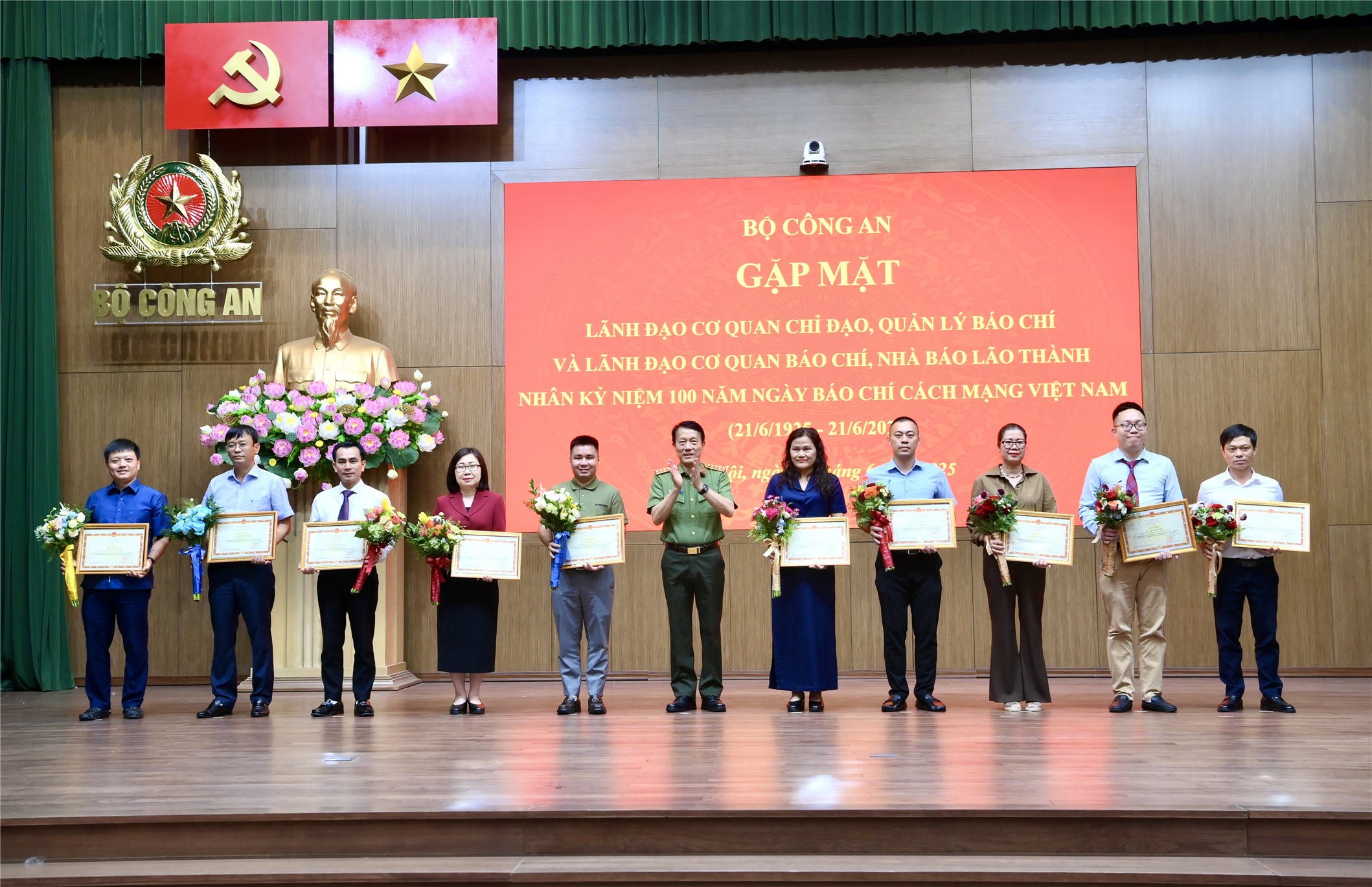Bộ trưởng Lương Tam Quang trao Bằng khen của Bộ Công an tặng các cá nhân có thành tích xuất sắc.