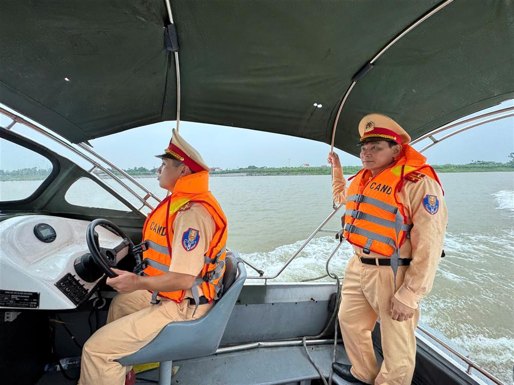 Lực lượng Cảnh sát giao thông tuyên truyền cho các chủ phương tiện các biện pháp đảm bảo an toàn khi mưa bão xảy ra.