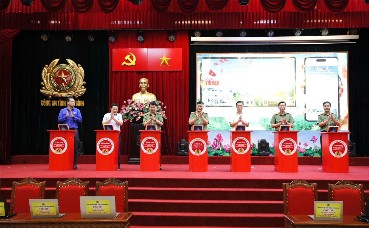 Các đồng chí lãnh đạo thực hiện nghi thức bấm nút phát động Cuộc thi trắc nghiệm trực tuyến “Tự hào quê hương – Chung nhịp Thái Bình, Hưng Yên”.