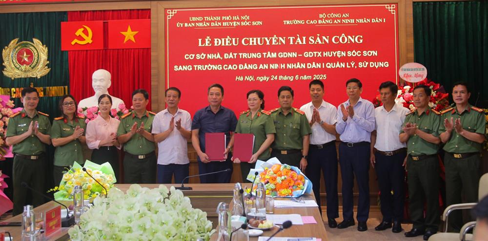 Đại diện lãnh đạo 02 đơn vị ký biên bản bàn giao.