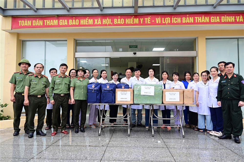 Đoàn trao tặng tặng 10 cơ số thuốc cho Bệnh viện Công an thành phố Hải Phòng.