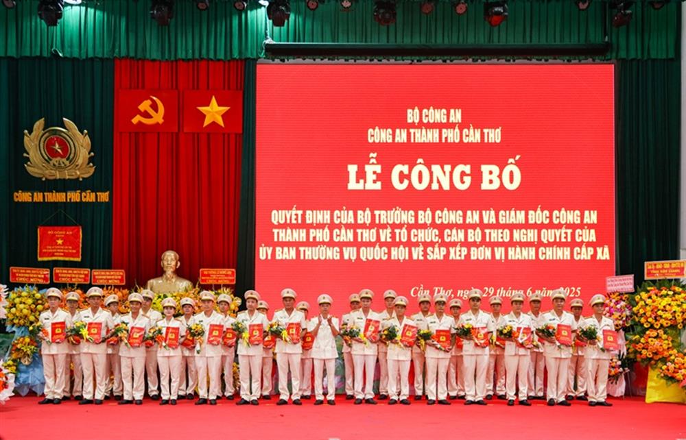 Thiếu tướng Huỳnh Việt Hòa trao quyết định bổ nhiệm các đồng chí Trưởng phòng.