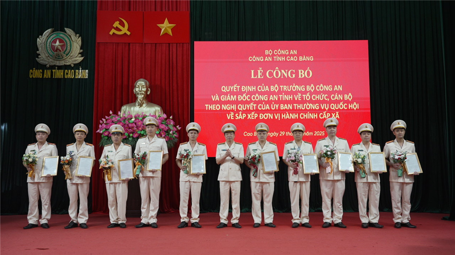 Đại tá Nguyễn Quang Vinh, Giám đốc Công an tỉnh trao quyết định, tặng hoa chúc mừng các đồng chí Trưởng Công an xã.