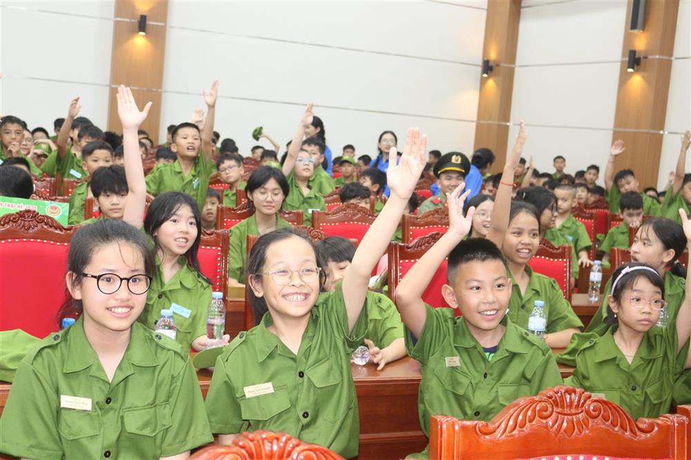 Các "chiến sĩ nhí" hào hứng tham gia chương trình.