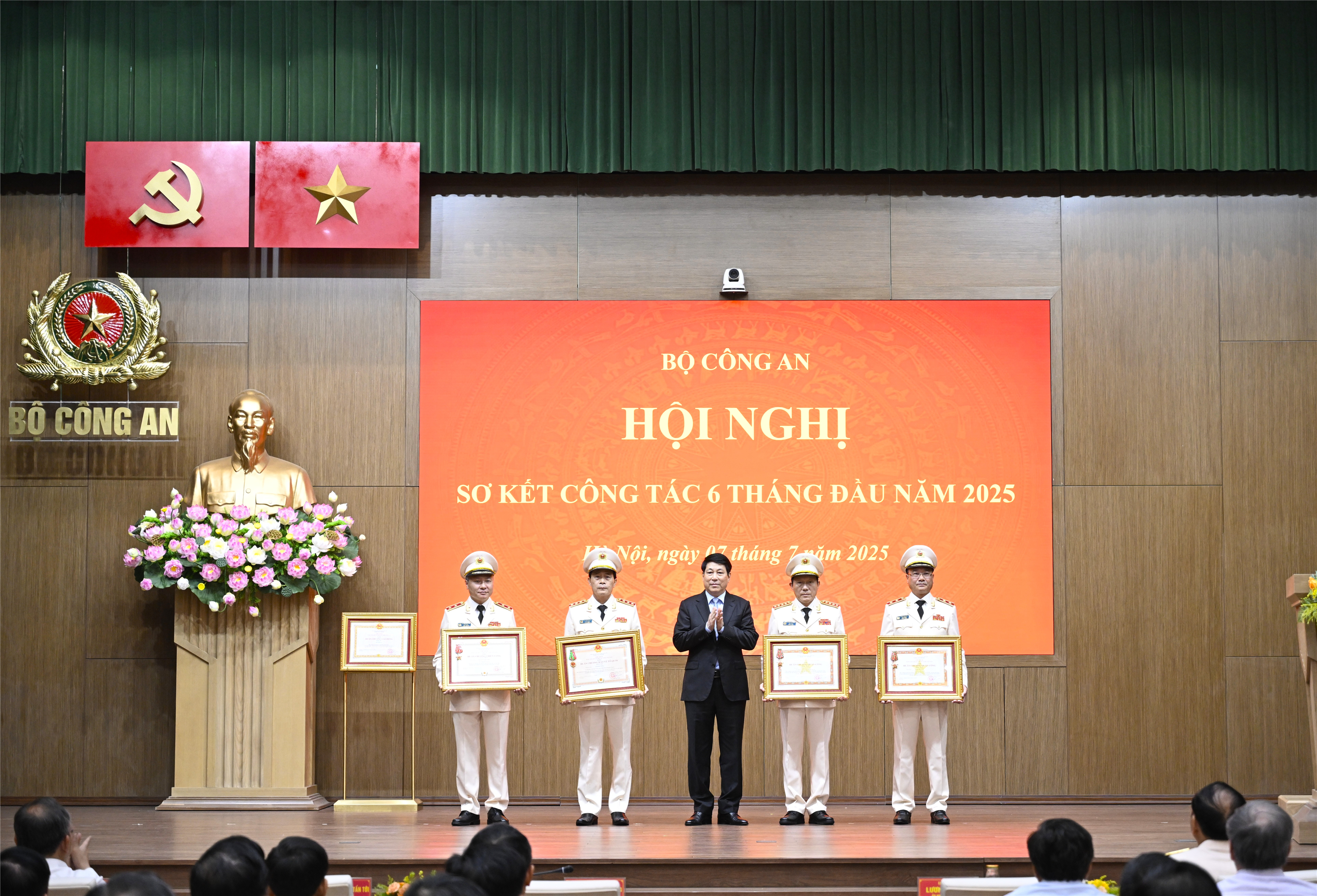 Chủ tịch nước Lương Cường trao Huân chương Quân công hạng Nhất tặng Bộ trưởng Lương Tam Quang và Thứ trưởng Phạm Thế Tùng; trao Huân chương Chiến công hạng Nhất tặng Thứ trưởng Nguyễn Ngọc Lâm; trao Huân chương Bảo vệ Tổ quốc hạng Nhì tặng Thứ trưởng Lê Quốc Hùng. 