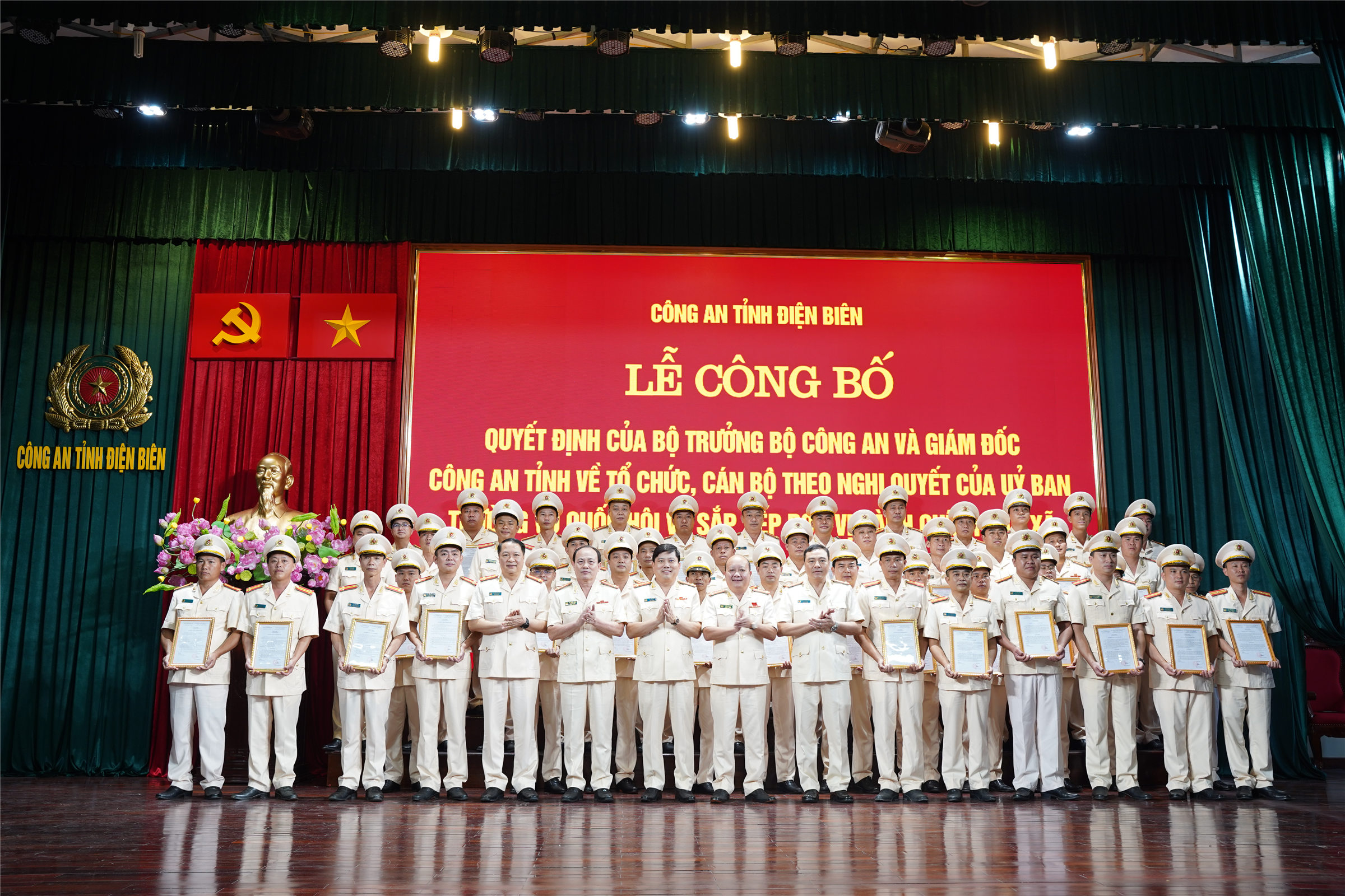 Ban Giám đốc Công an tỉnh chúc mừng các lãnh đạo, cán bộ, chiến sĩ được điểu động, bố trị tại Công an các xã, phường mới.