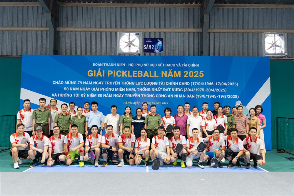 Các đại biểu chụp ảnh lưu niệm.
