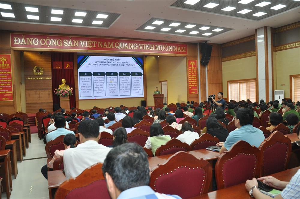 Các đại biểu tham dự hội nghị.