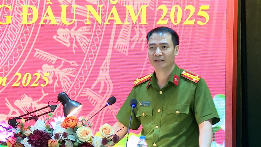 Đồng chí Phó Giám đốc Công an tỉnh phát biểu chỉ đạo tại hội nghị.
